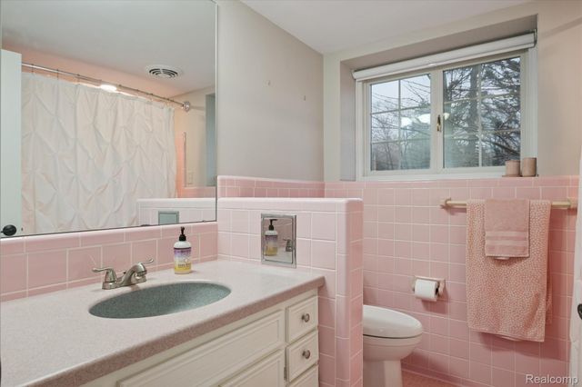 30609 Inkster Road, Farmington Hills, MI 48025