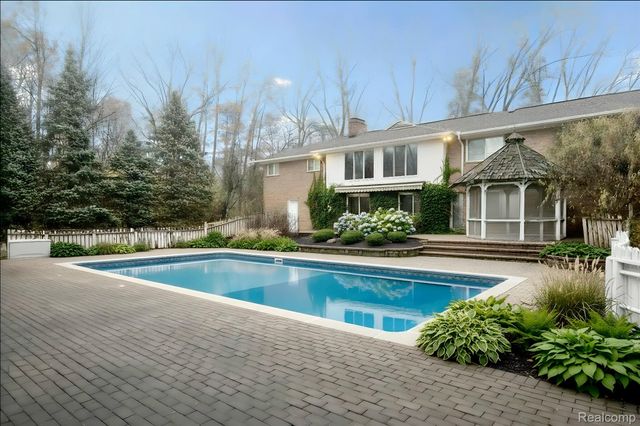 30609 Inkster Road, Farmington Hills, MI 48025