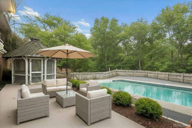 30609 Inkster Road, Farmington Hills, MI 48025