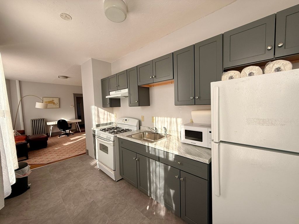 70 Russell St 6, Worcester, MA 01609