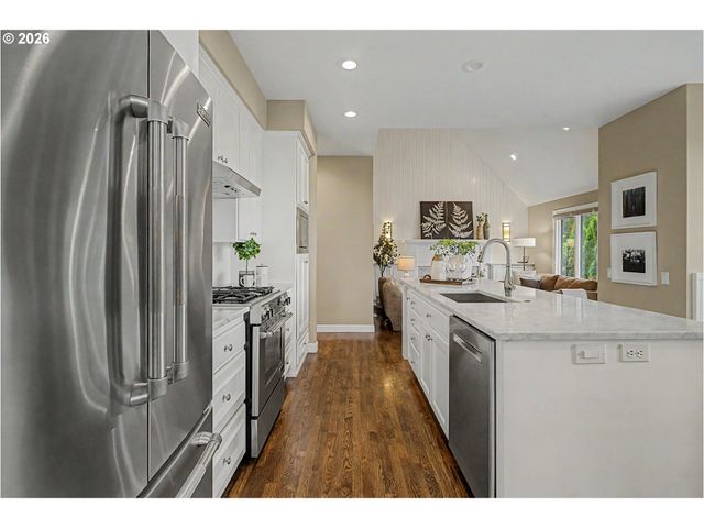 8710 Nw HAZELTINE St, Portland, OR 97229
