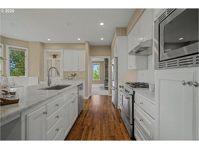 8710 Nw HAZELTINE St, Portland, OR 97229