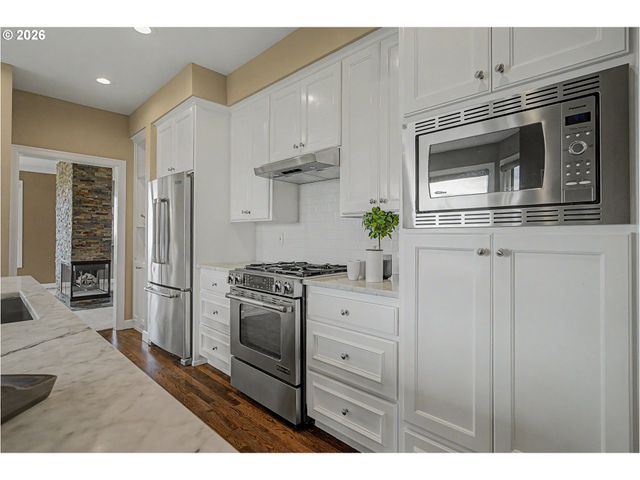 8710 Nw HAZELTINE St, Portland, OR 97229