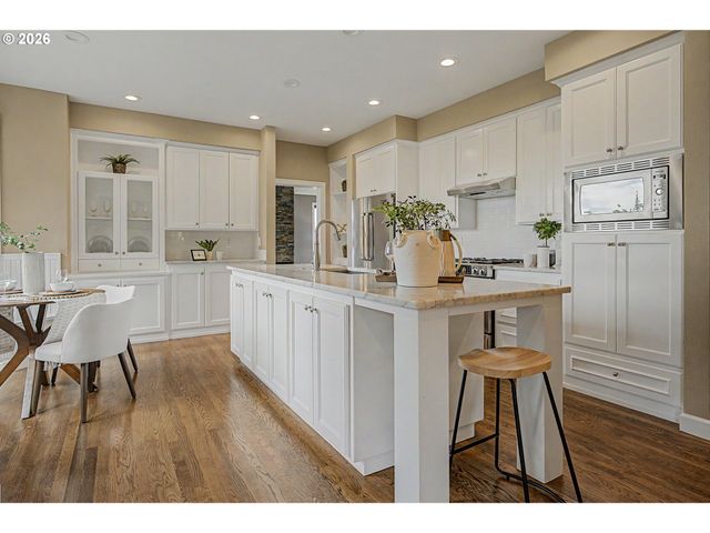 8710 Nw HAZELTINE St, Portland, OR 97229
