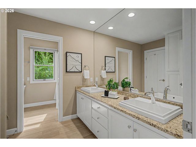 8710 Nw HAZELTINE St, Portland, OR 97229