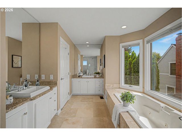 8710 Nw HAZELTINE St, Portland, OR 97229
