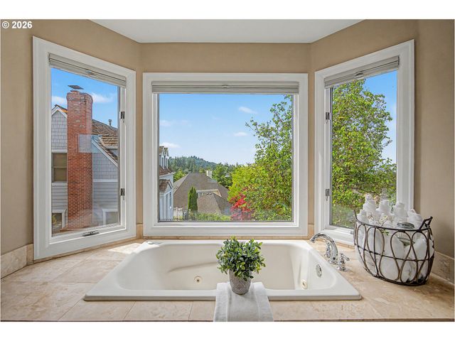 8710 Nw HAZELTINE St, Portland, OR 97229