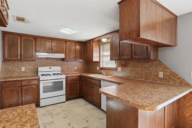 628 Baer Drive, Moore, OK 73160