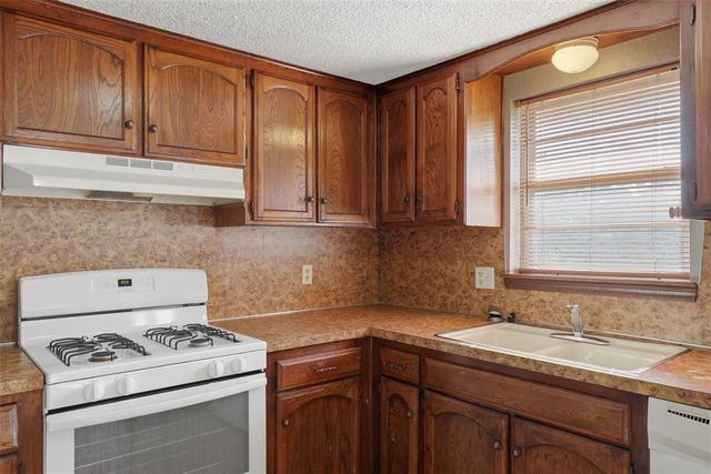 628 Baer Drive, Moore, OK 73160