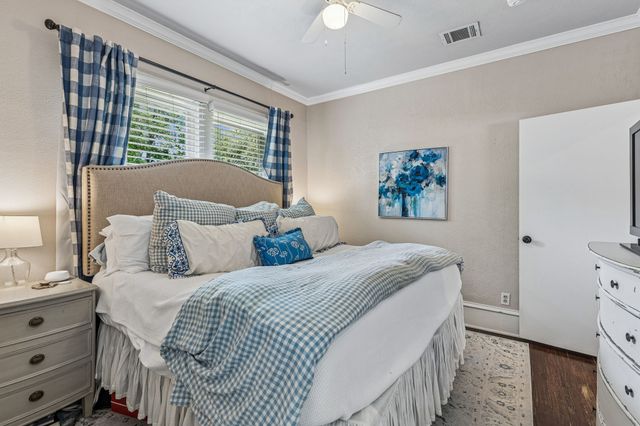 902 N Edgefield Avenue, Dallas, TX 75208