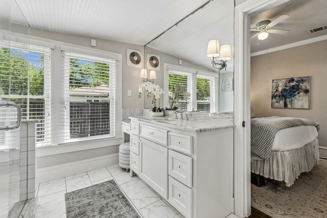 902 N Edgefield Avenue, Dallas, TX 75208