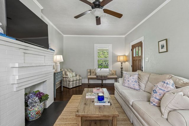 902 N Edgefield Avenue, Dallas, TX 75208