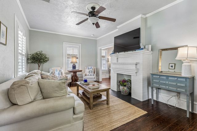 902 N Edgefield Avenue, Dallas, TX 75208