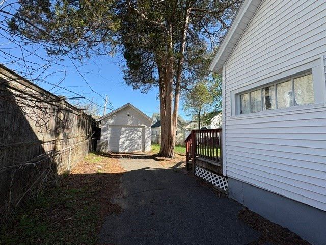 14 Blodgett St, Springfield, MA 01108