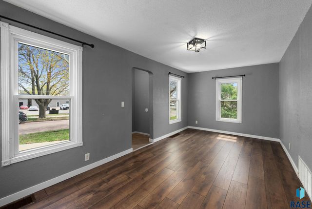 2111 S Spring Ave Avenue, Sioux Falls, SD 57105