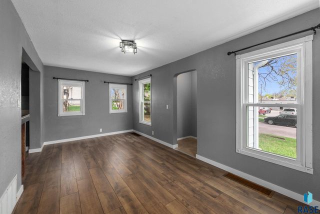 2111 S Spring Ave Avenue, Sioux Falls, SD 57105