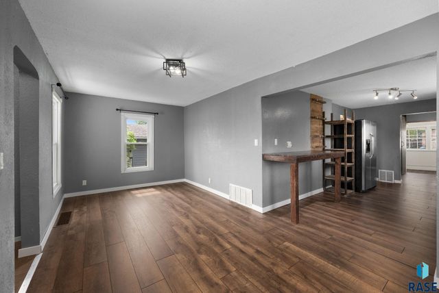 2111 S Spring Ave Avenue, Sioux Falls, SD 57105