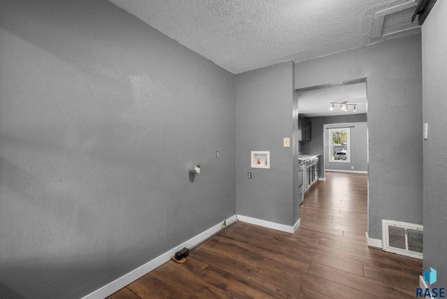 2111 S Spring Ave Avenue, Sioux Falls, SD 57105
