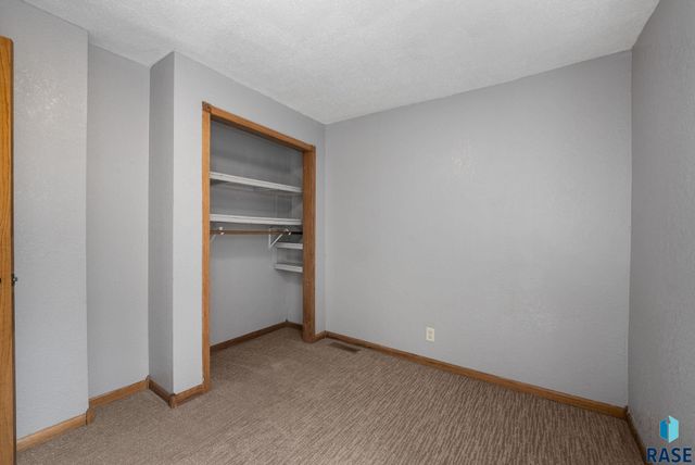2111 S Spring Ave Avenue, Sioux Falls, SD 57105