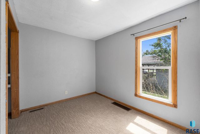 2111 S Spring Ave Avenue, Sioux Falls, SD 57105