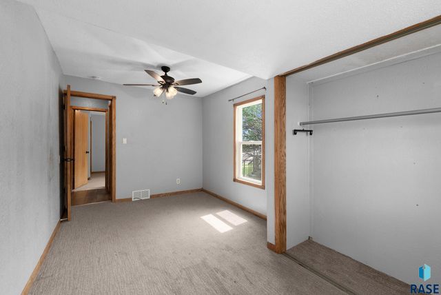 2111 S Spring Ave Avenue, Sioux Falls, SD 57105