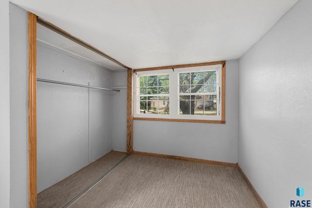 2111 S Spring Ave Avenue, Sioux Falls, SD 57105