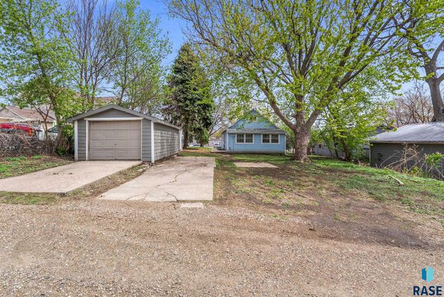 2111 S Spring Ave Avenue, Sioux Falls, SD 57105
