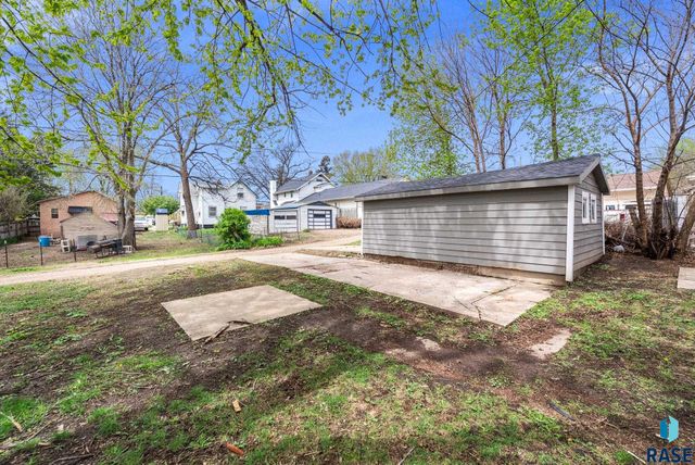 2111 S Spring Ave Avenue, Sioux Falls, SD 57105