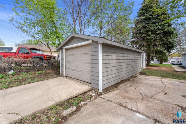 2111 S Spring Ave Avenue, Sioux Falls, SD 57105
