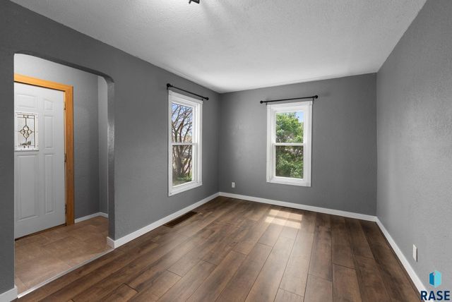 2111 S Spring Ave Avenue, Sioux Falls, SD 57105
