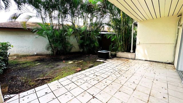 2246 Nova Village Dr ., Davie, FL 33317