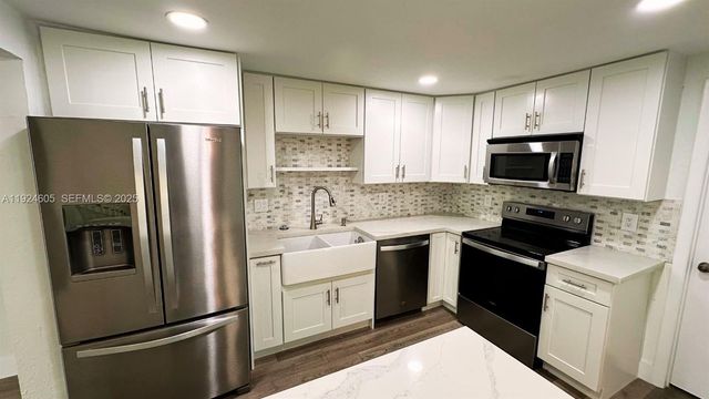 2246 Nova Village Dr ., Davie, FL 33317