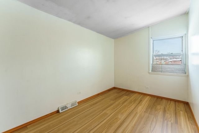 1370 Fargo Avenue E, Des Plaines, IL 60018