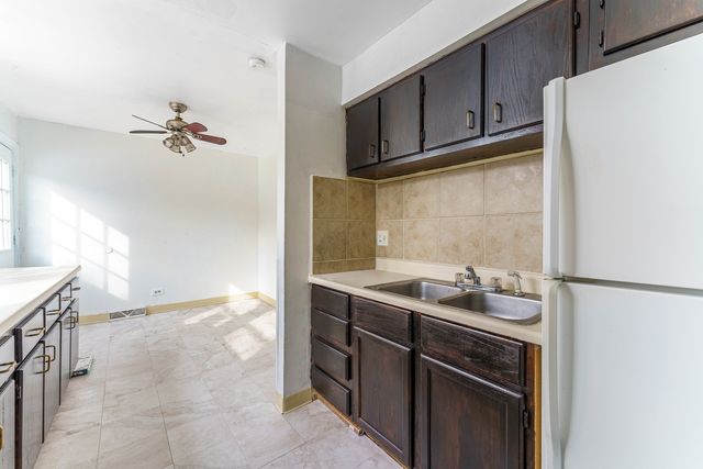 1370 Fargo Avenue E, Des Plaines, IL 60018