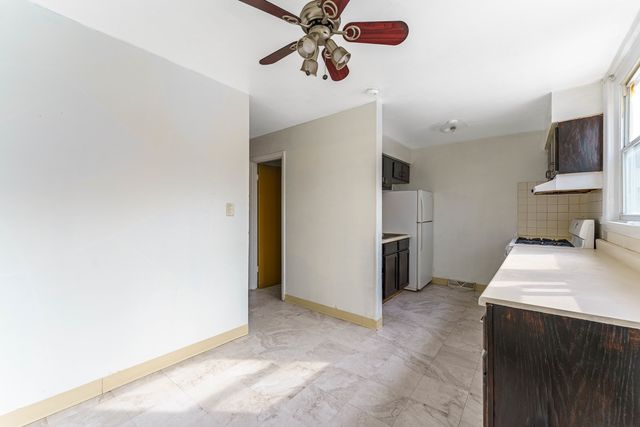 1370 Fargo Avenue E, Des Plaines, IL 60018