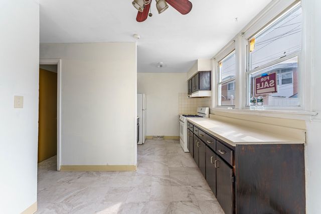 1370 Fargo Avenue E, Des Plaines, IL 60018