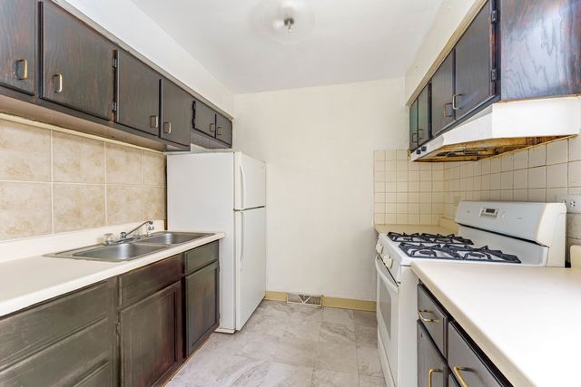 1370 Fargo Avenue E, Des Plaines, IL 60018