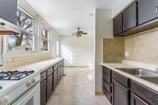 1370 Fargo Avenue E, Des Plaines, IL 60018