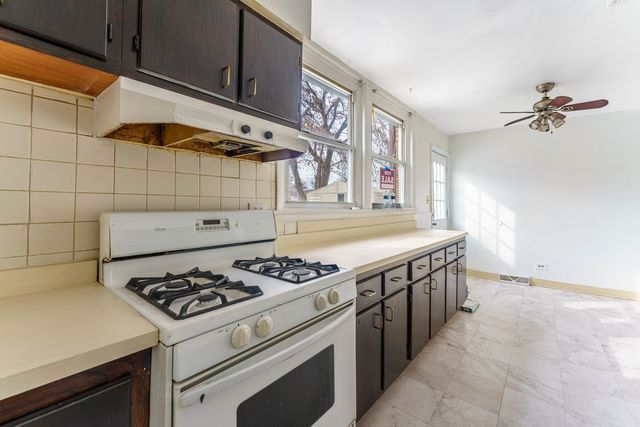 1370 Fargo Avenue E, Des Plaines, IL 60018