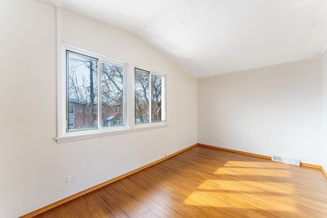 1370 Fargo Avenue E, Des Plaines, IL 60018