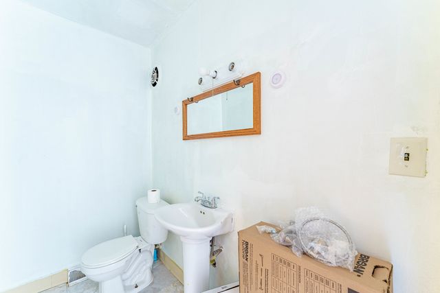 1370 Fargo Avenue E, Des Plaines, IL 60018