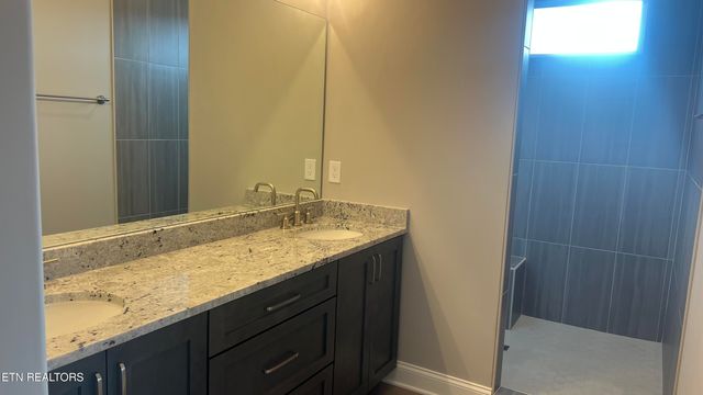 351 Trillium Tr, Lenoir City, TN 37771