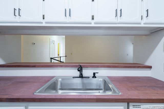 6404 Brook Cv, San Antonio, TX 78240