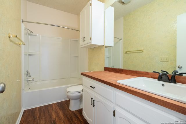 6404 Brook Cv, San Antonio, TX 78240