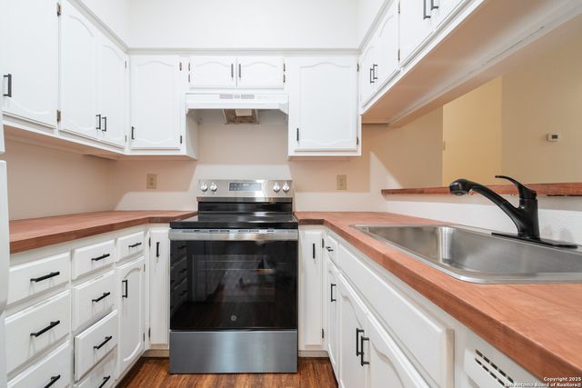 6404 Brook Cv, San Antonio, TX 78240