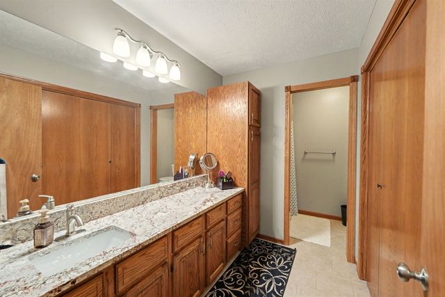 657 Georgetown Rd, Salina, KS 67401
