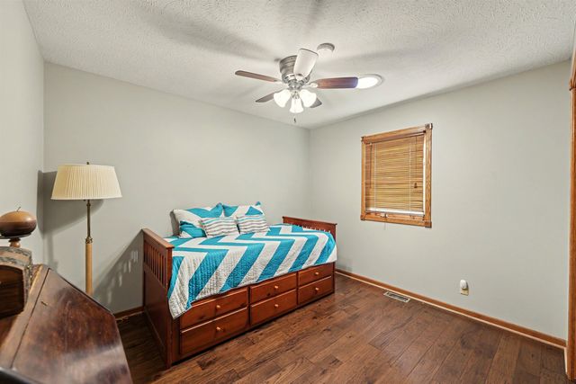 657 Georgetown Rd, Salina, KS 67401