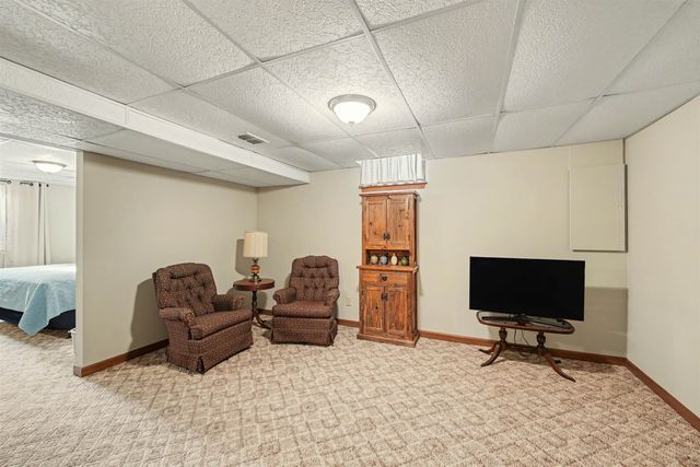 657 Georgetown Rd, Salina, KS 67401