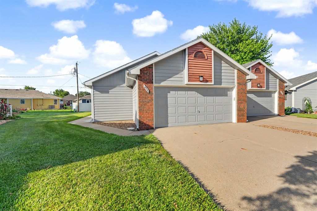 657 Georgetown Rd, Salina, KS 67401