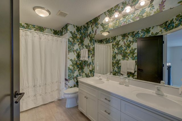 12 Forest Trail, Mahtomedi, MN 55115